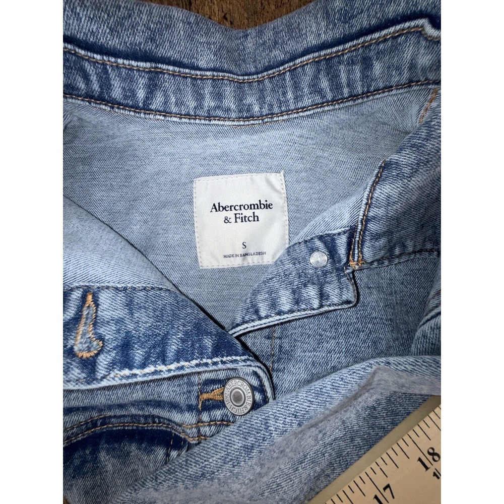 Abercrombie & Fitch Women's Light Wash Denim Trucker Jacket Size S - Picture 5 of 6